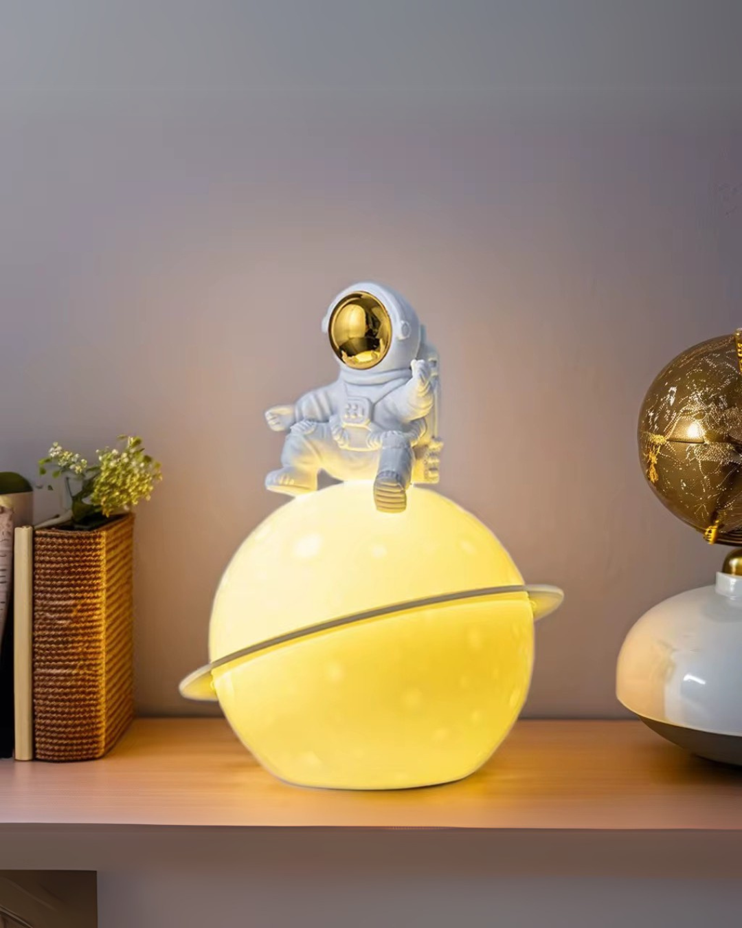 Astronaut Planet Table Lamp